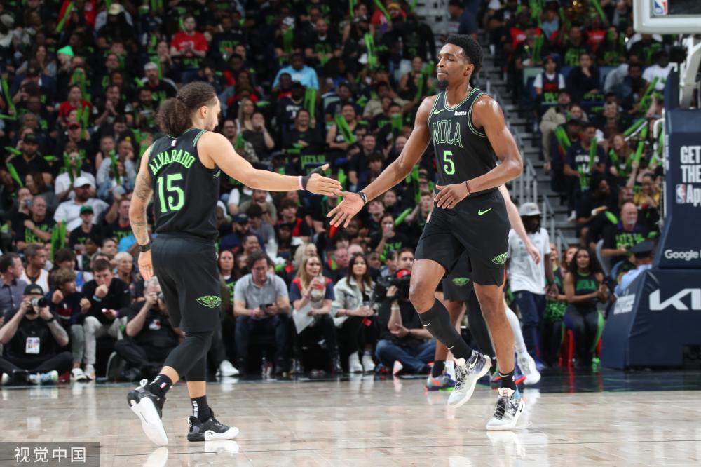 美媒晒图调侃：终于见到本-西蒙斯出手跳投了😳.